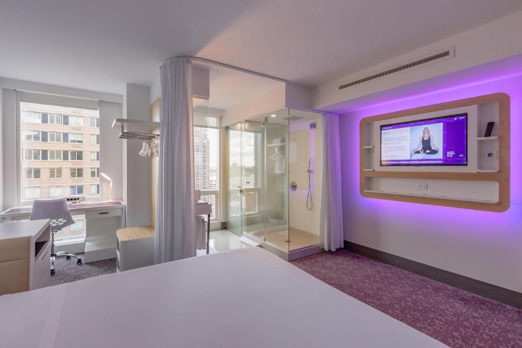 Двухместный (Полулюкс First Class с кроватью размера «king-size»), YOTEL New York Times Square