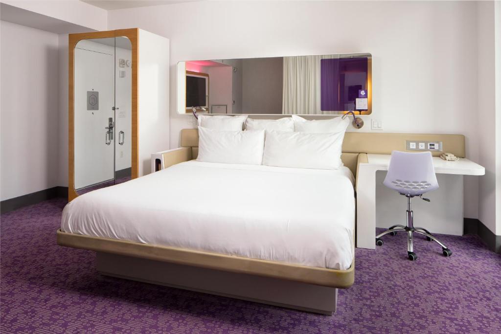 Студио (Полулюкс First Class с кроватью размера «king-size» и террасой (ADA)), YOTEL New York Times Square