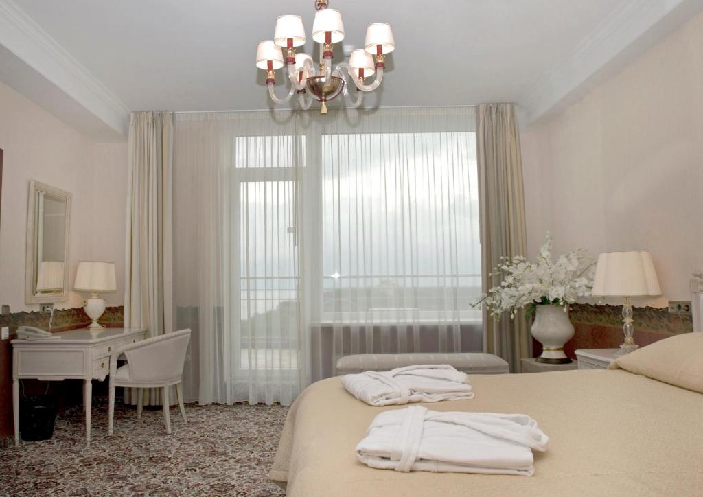 Сьюит (Президентский люкс, предоставляется доступ в оздоровительный и спа-центр с морской водой) отеля Baltic Beach Hotel & SPA, Юрмала