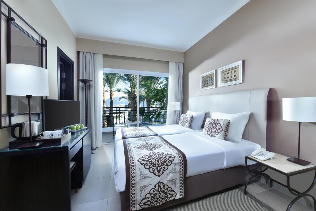 Двухместный (Улучшенный двухместный номер с 2 отдельными кроватями) курортного отеля Jaz Fanara Resort, Шарм-эль-Шейх