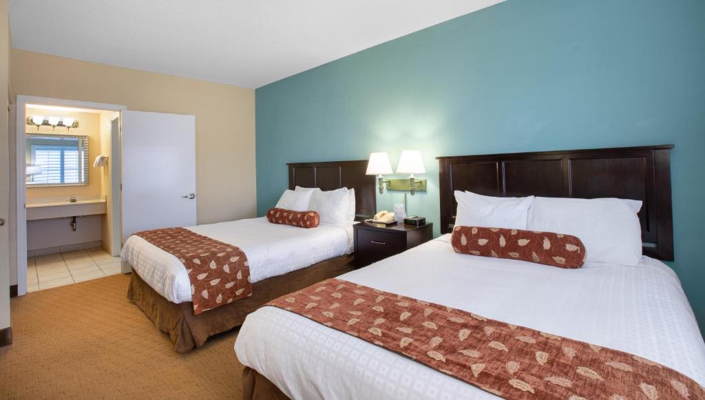 Сьюит (Люкс с кроватью размера «queen-size» и видом на бассейн) отеля staySky Suites I-Drive Orlando Near Universal, Орландо