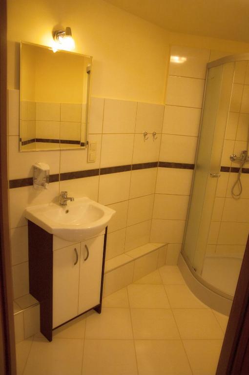Семейный (Cемейный номер с собственной ванной комнатой) хостела Hostel Orla, Люблин