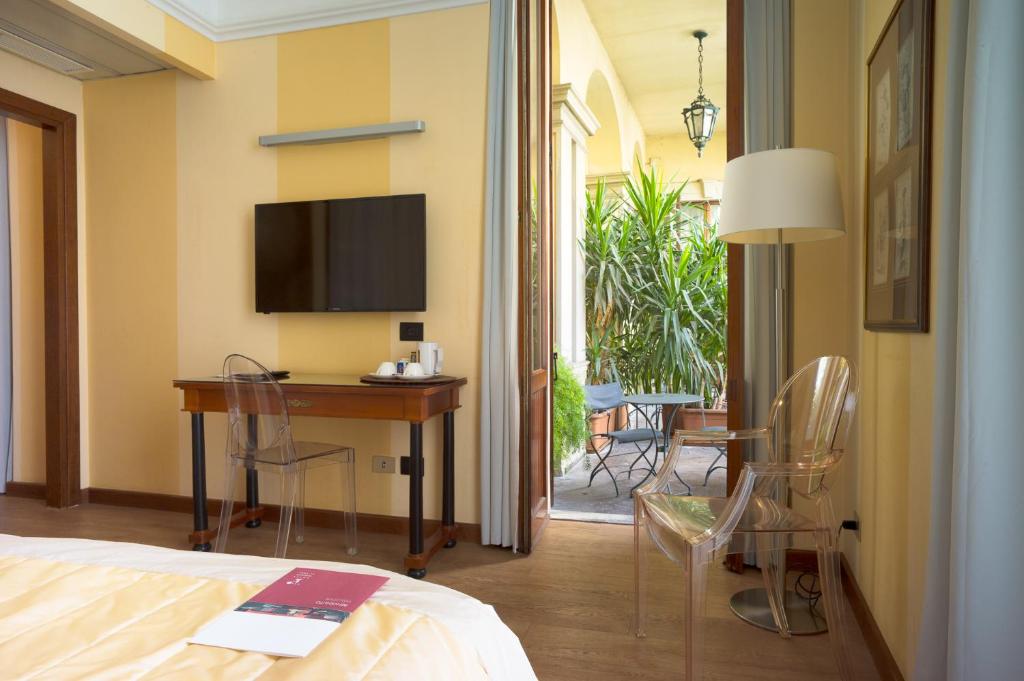 Двухместный (Двухместный номер с 1 кроватью и балконом) отеля Hotel Gran Duca Di York, Милан
