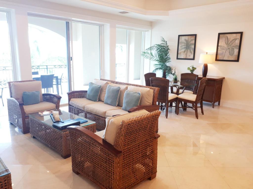 Апартаменты (Two-Bedroom Studio with Ocean View) апарт-отеля The Landmark Resort of Cozumel, Косумель