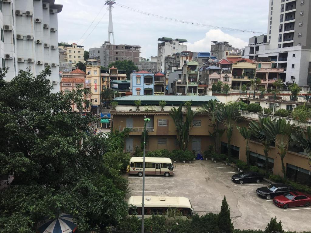 Двухместный (Двухместный номер Делюкс с 1 кроватью и балконом) отеля Hai Trang Hotel, Халонг