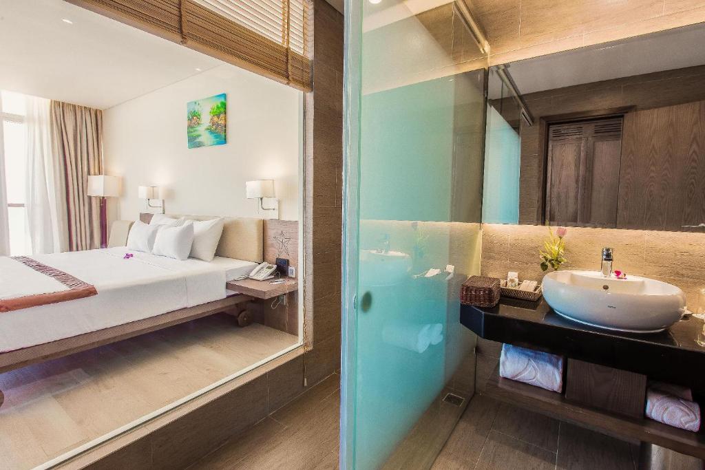 Двухместный (Premium Deluxe Double or Twin Room with Balcony - Garden View) курортного отеля Centara Sandy Beach Resort Danang, Дананг