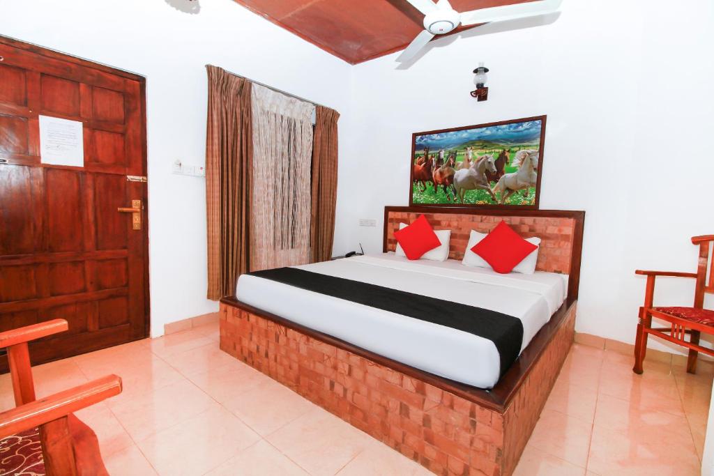 Двухместный (Улучшенный двухместный номер Делюкс с 1 кроватью и видом на бассейн) курортного отеля JKAB Beach Resort, Тринкомали