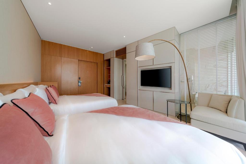Двухместный (Улучшенный двухместный номер с 1 кроватью и новогодним пакетом услуг) отеля Five Jumeirah Village, Дубай
