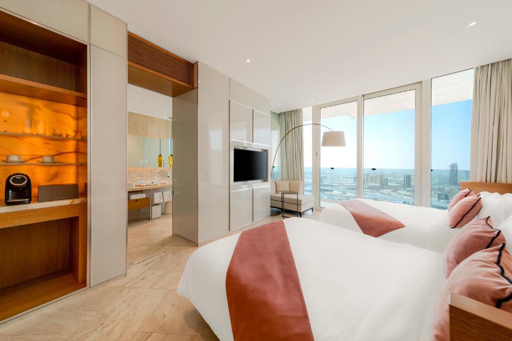 Двухместный (Улучшенный двухместный номер «Скай» с 1 кроватью и новогодним пакетом услуг) отеля Five Jumeirah Village, Дубай