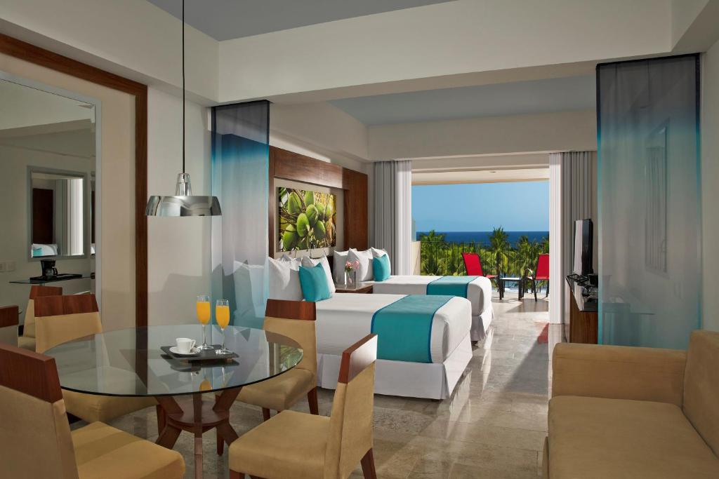 Сьюит (Junior Suite Ocean View 2-double beds) курортного отеля Krystal Grand Nuevo Vallarta, Нуэво-Вальярта