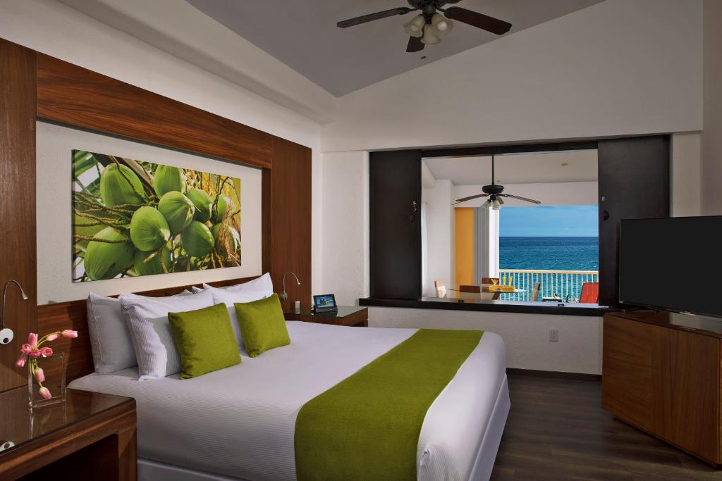 Сьюит (Junior Suite Ocean Front 1-king bed) курортного отеля Krystal Grand Nuevo Vallarta, Нуэво-Вальярта