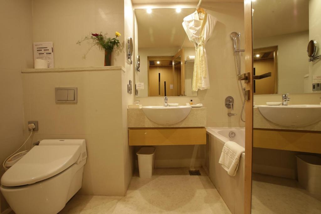 Двухместный (Двухместный номер Делюкс с 1 кроватью или 2 отдельными кроватями) отеля The Chancery Hotel, Бангалор