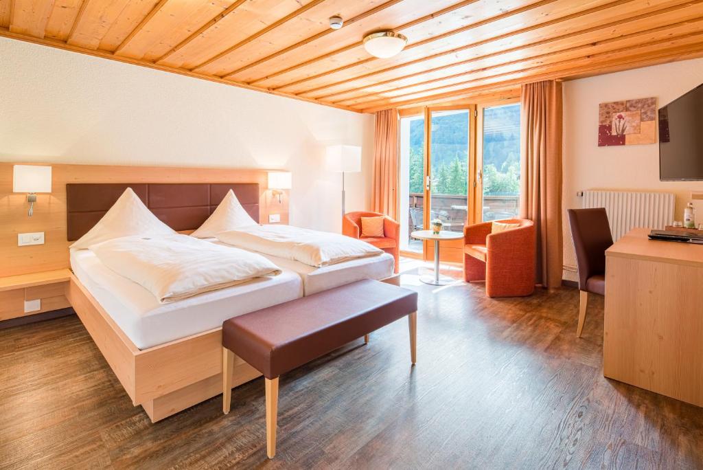 Двухместный (Улучшенный двухместный номер с 1 кроватью и видом на горы) отеля Bernerhof Swiss Quality Hotel, Кандерштег
