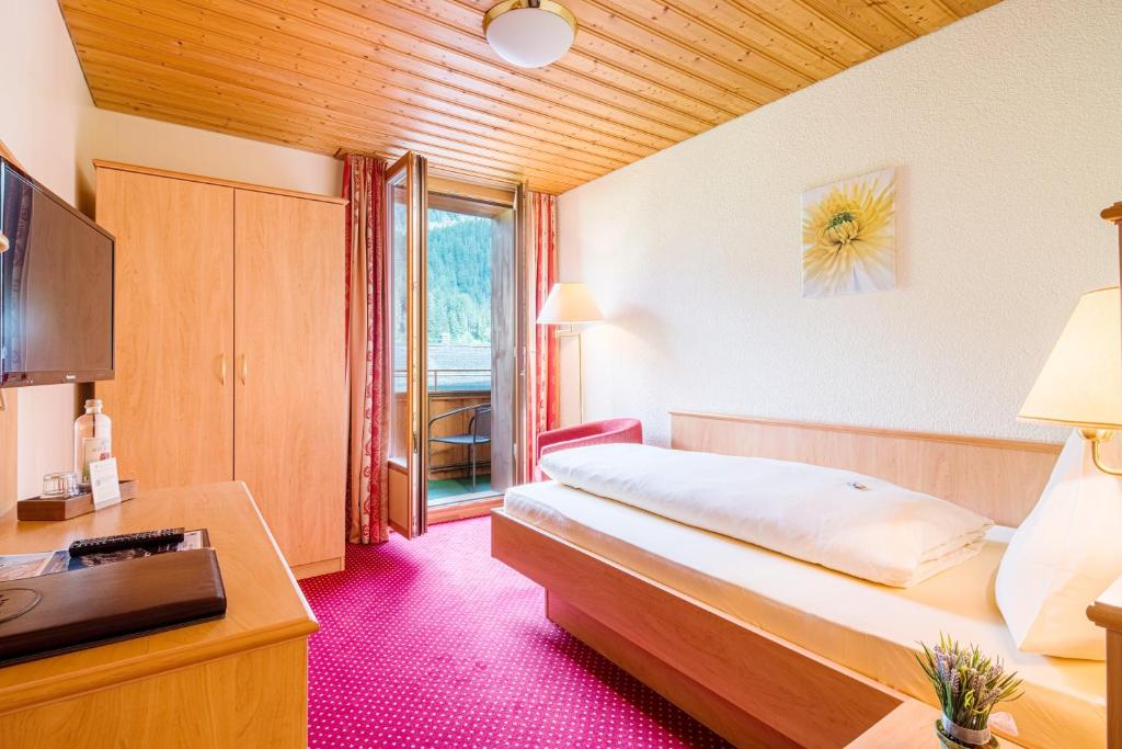 Одноместный (Стандартный одноместный номер) отеля Bernerhof Swiss Quality Hotel, Кандерштег