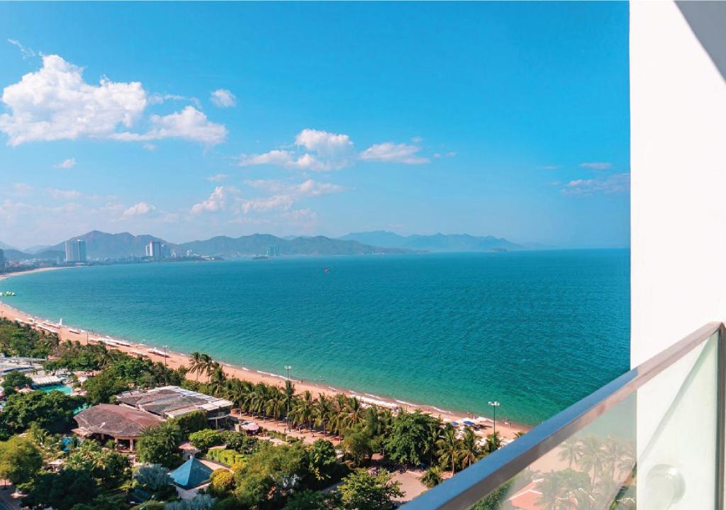 Семейный (Семейный люкс с балконом, вид на океан), Queen Ann Nha Trang Hotel