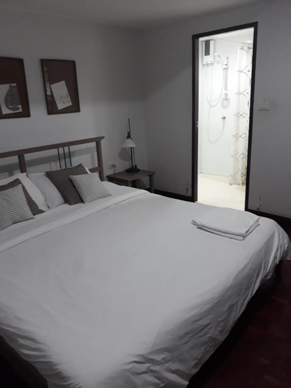 Двухместный (Улучшенный двухместный номер с 1 кроватью) хостела House23 Hotel, Бангкок