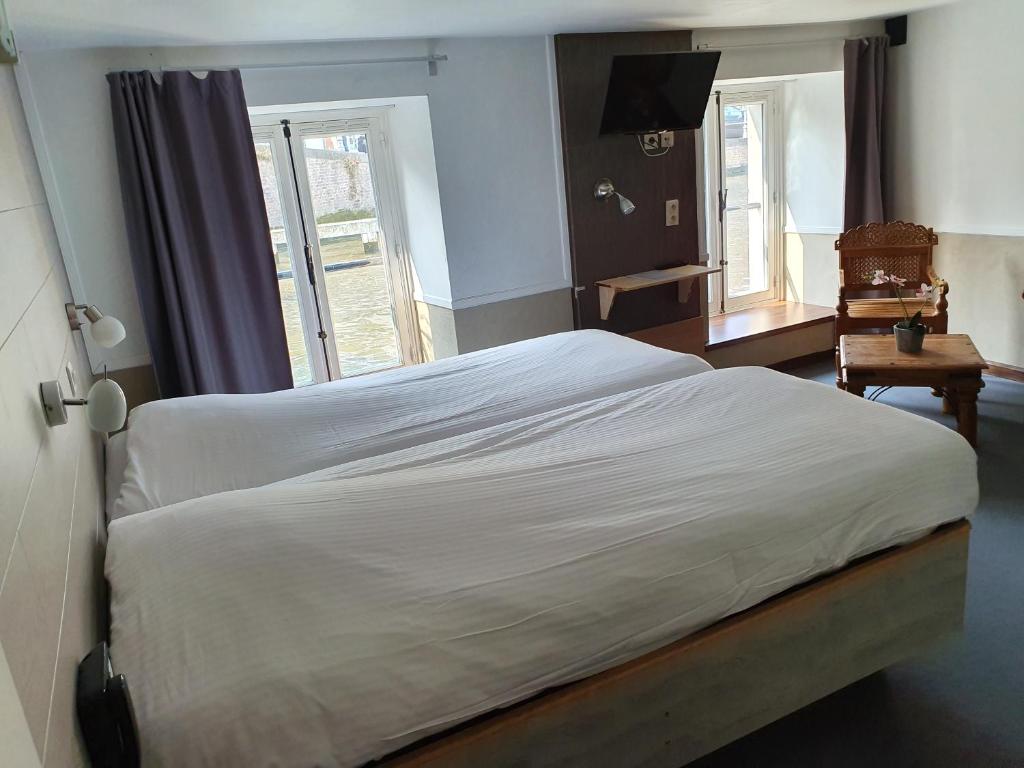 Двухместный (Двухместный номер «Комфорт» с 2 отдельными кроватями, вид на канал) отеля Canalview Hotel Ter Reien, Брюгге