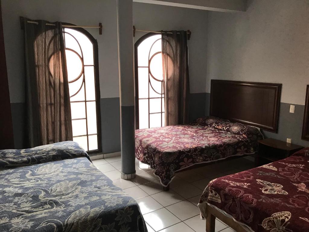 Трехместный (Трехместный номер) отеля Hotel Casa Reyna, Сан-Хуан-де-лос-Лагос