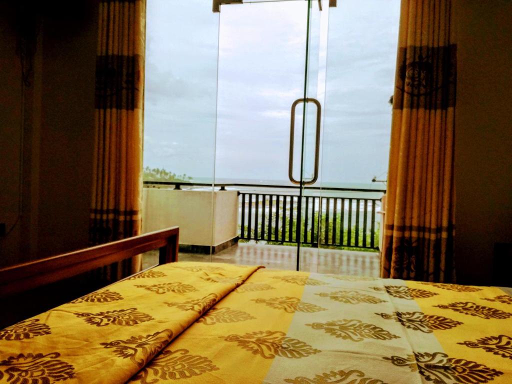 Двухместный (Двухместный номер Делюкс с 1 кроватью и балконом, вид на море) отеля Queens Beach Hotel, Тангалла