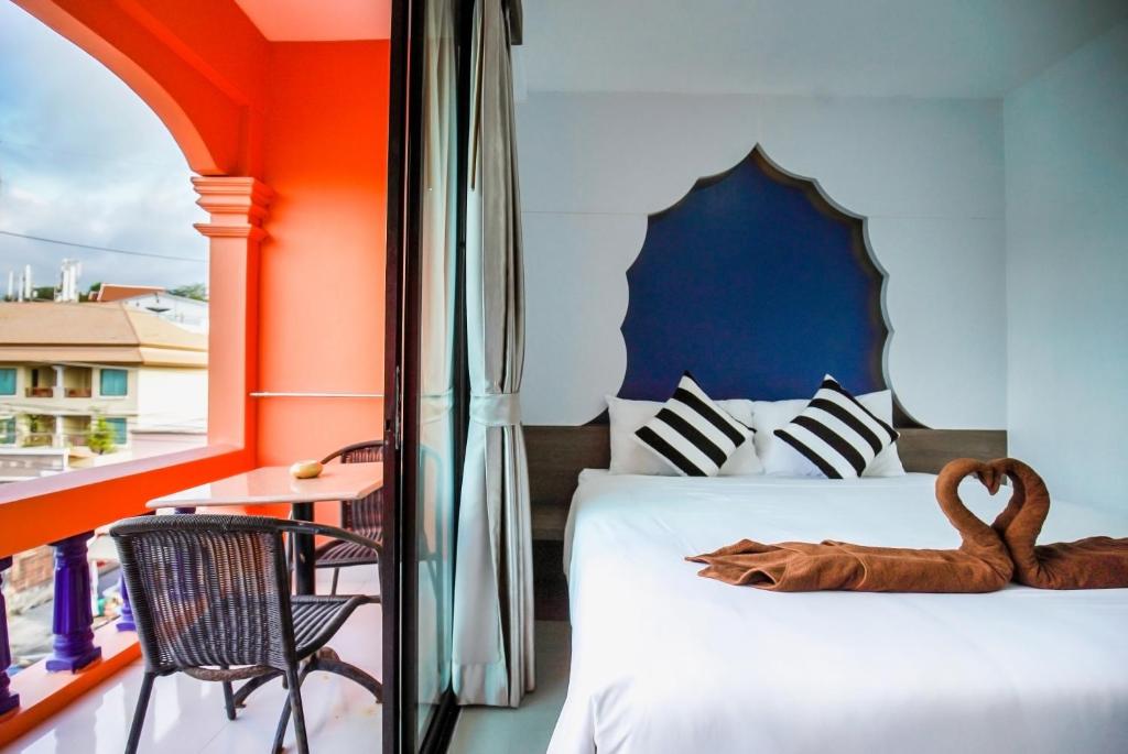Двухместный (Улучшенный двухместный номер с 1 кроватью и видом на море) отеля Hotel Khaleej Mass, Пхукет