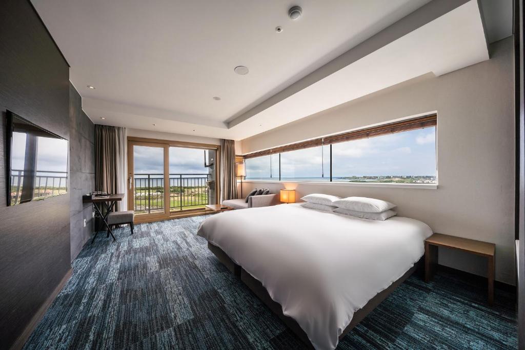 Двухместный (Номер «Премиум» с кроватью размера «king-size») отеля Golden Tulip Jeju Seongsan Hotel, Согвипхо