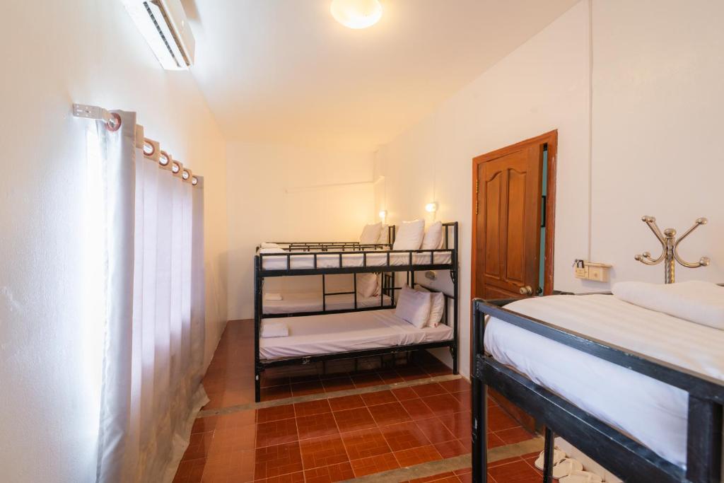 Номер (Кровать в общем 4-местном номере для мужчин и женщин) гостевого дома Five Rose Siem Reap Hostel, Сием Рип