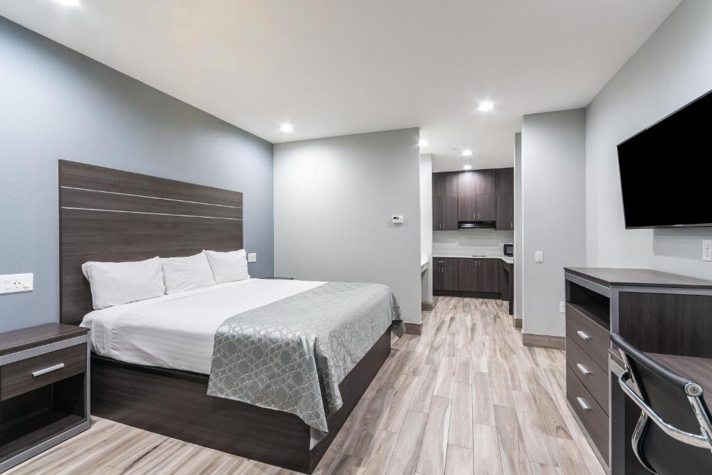 Сьюит (King Bed Suite with Kitchenette) отеля Americas Best Value Inn & Suites Northeast Houston I-610, Хьюстон