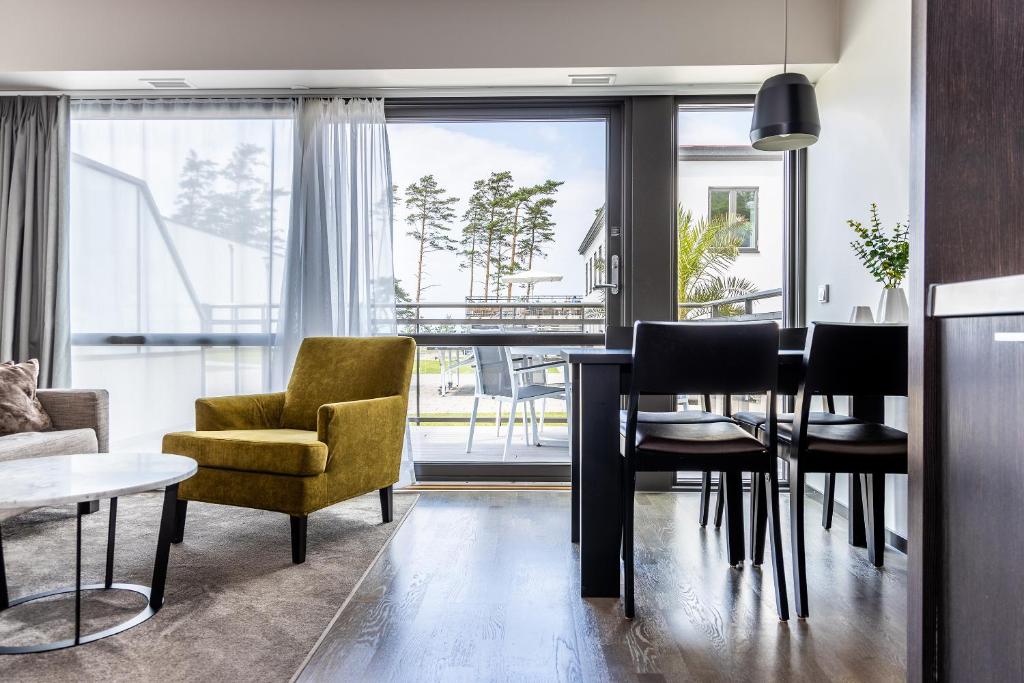 Апартаменты (Standard Apartment with Beach and Courtyard Views) отеля Hotel Riviera Strand, Бастад