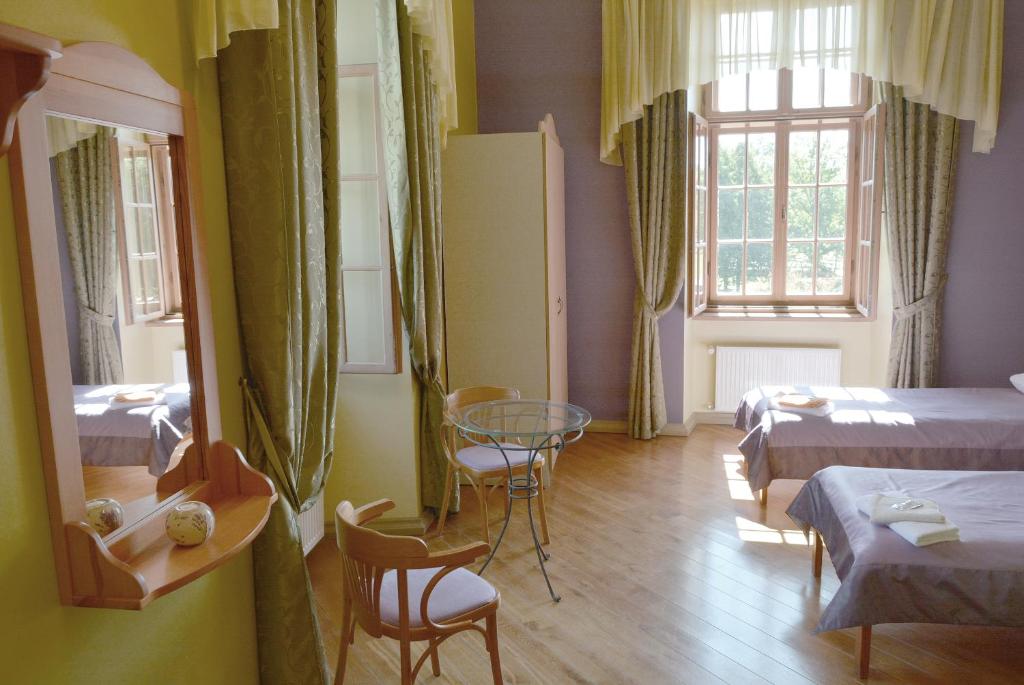 Двухместный (Двухместный номер с 1 кроватью или 2 отдельными кроватями и ванной комнатой) хостела Dundagas Pils, Дундага