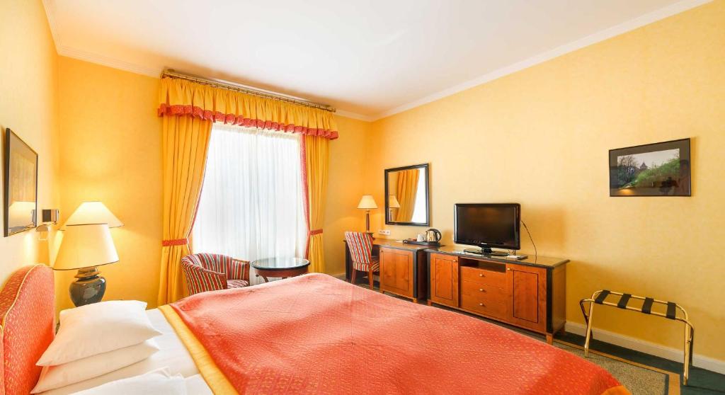 Двухместный (Улучшенный двухместный номер с 1 кроватью или 2 отдельными кроватями) отеля Vienna House Dvorak Karlovy Vary, Карловы Вары