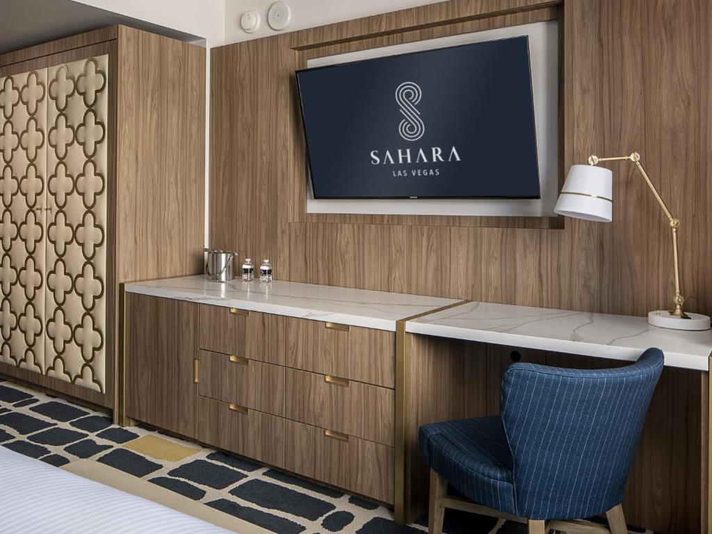 Четырехместный (Двухместный номер Blanca с 1 кроватью, подходит для гостей с ограниченными физическими возможностями) курортного отеля SAHARA Las Vegas, Лас-Вегас