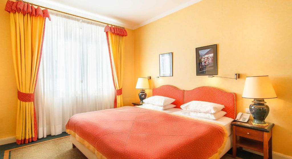 Двухместный (Двухместный номер Делюкс с 1 кроватью или 2 отдельными кроватями и балконом) отеля Vienna House Dvorak Karlovy Vary, Карловы Вары
