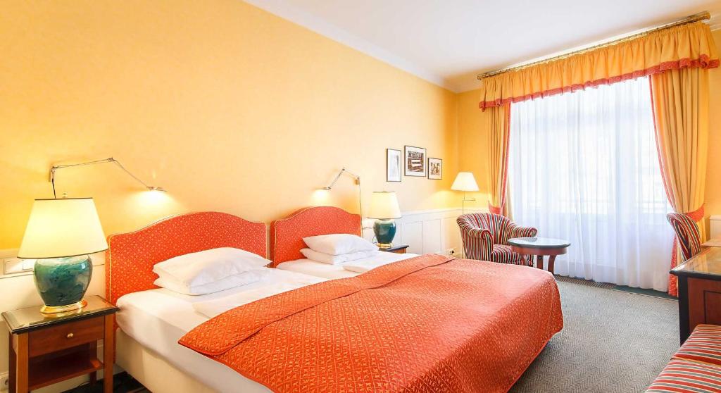 Двухместный (Двухместный номер Делюкс с 1 кроватью или 2 отдельными кроватями, видом на реку и балконом) отеля Vienna House Dvorak Karlovy Vary, Карловы Вары