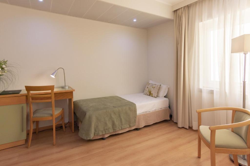 Двухместный (Двухместный номер с 1 кроватью или 2 отдельными кроватями и дополнительной кроватью) отеля Luna Esperanca Centro Hotel, Сетубал