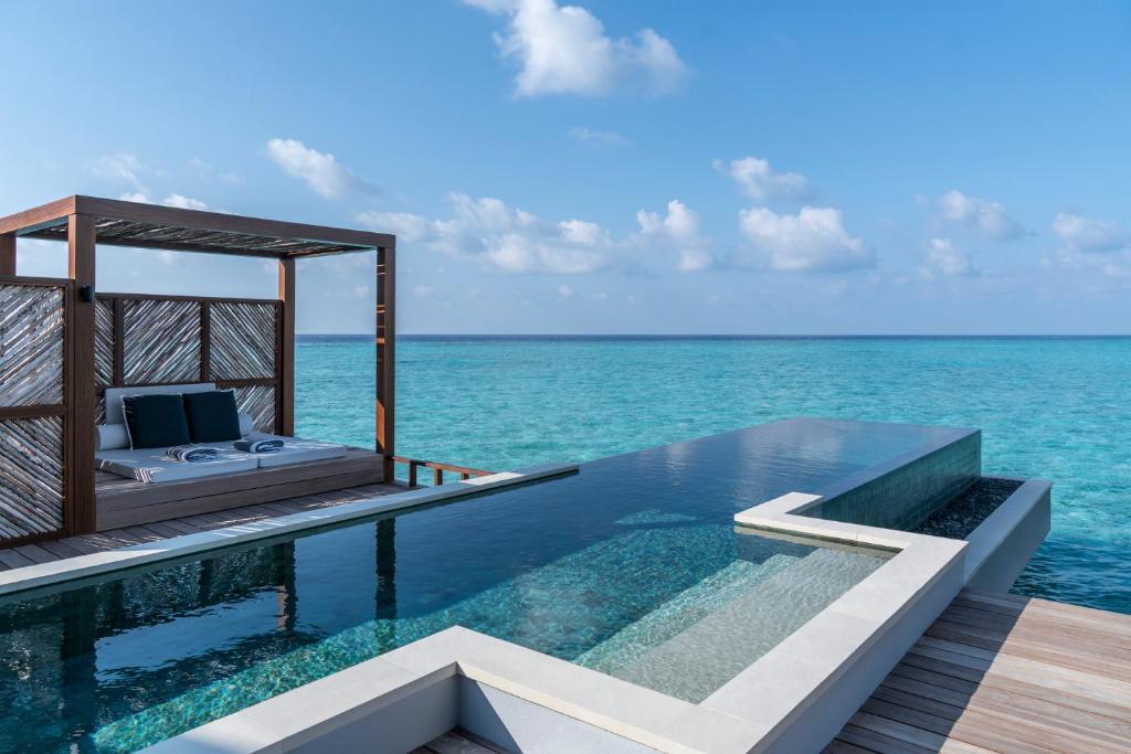 Двухместный (Семейная вилла Sunrise над водой с доступом в бассейн) курортного отеля Four Seasons Maldives at Landaa Giraavaru, Ландаа-Гираавару