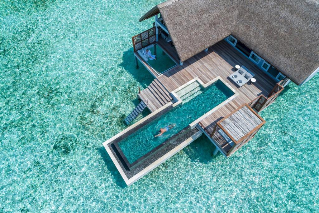 Двухместный (Вилла Sunrise Water с бассейном) курортного отеля Four Seasons Maldives at Landaa Giraavaru, Ландаа-Гираавару