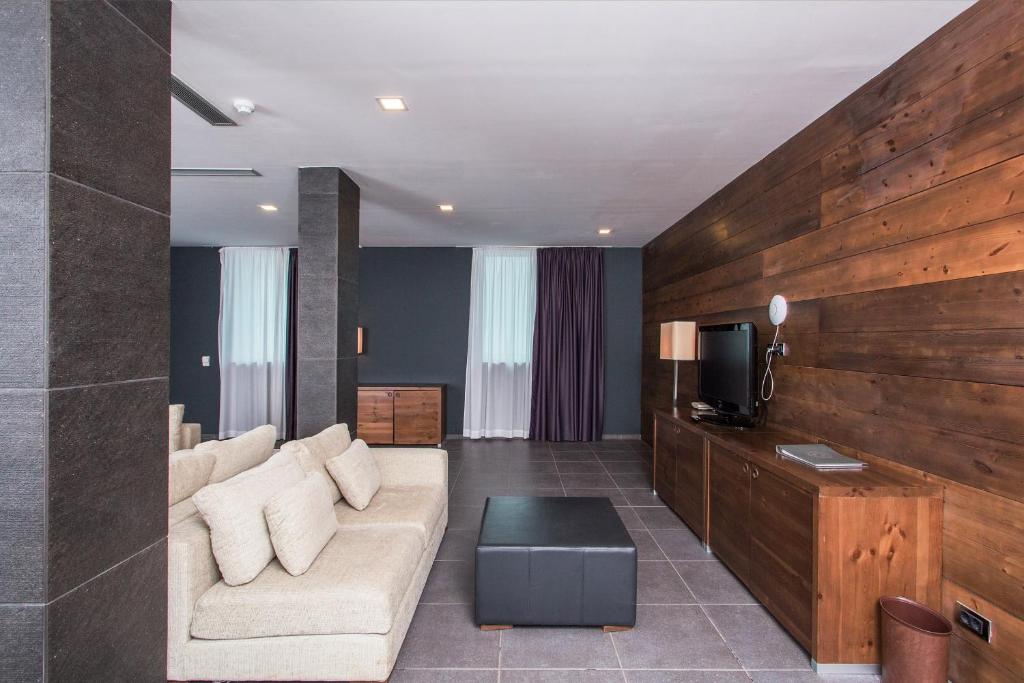 Сьюит (Улучшенный люкс в пентхаусе с 2 спальнями) курортного отеля Avala Resort & Villas, Будва