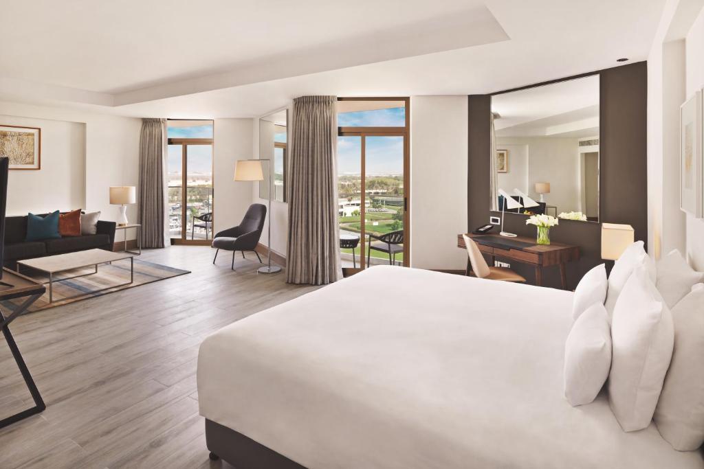 Сьюит (Resort View Junior Suite, UAE Resident. UAE ID Mandatory,  200 AED Redeemable Credit per Room) курортного отеля JA Beach Hotel, Дубай