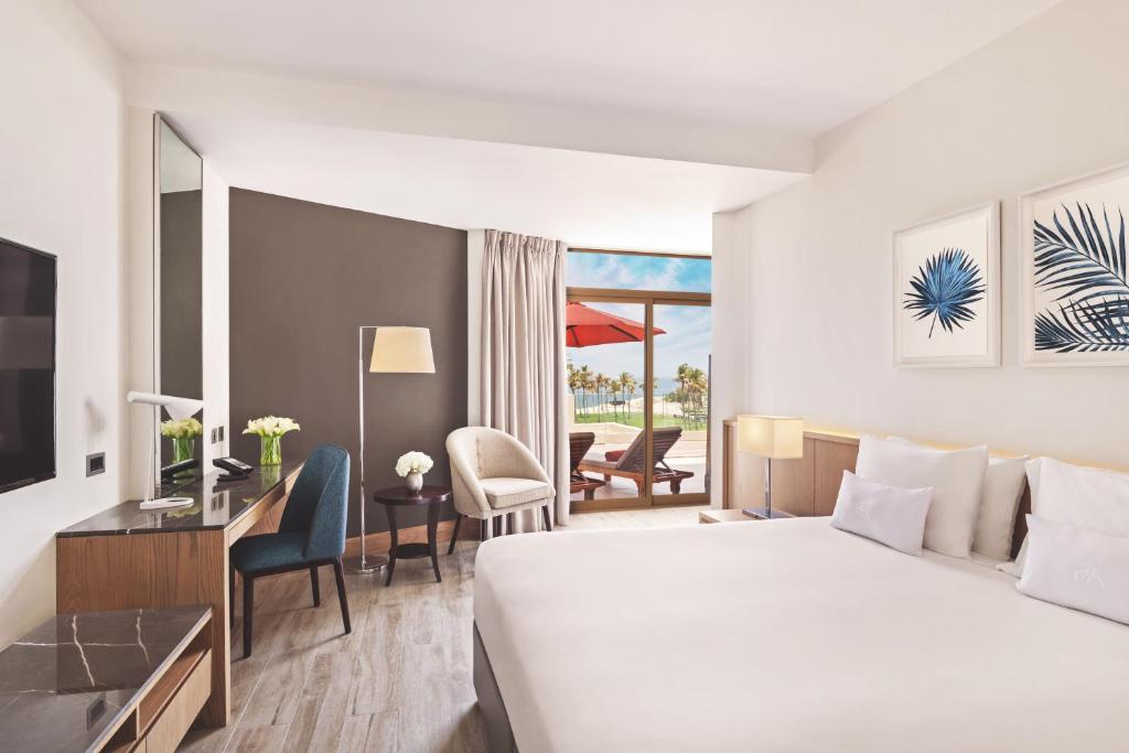 Трехместный (Номер Делюкс с видом на море) курортного отеля JA Beach Hotel, Дубай