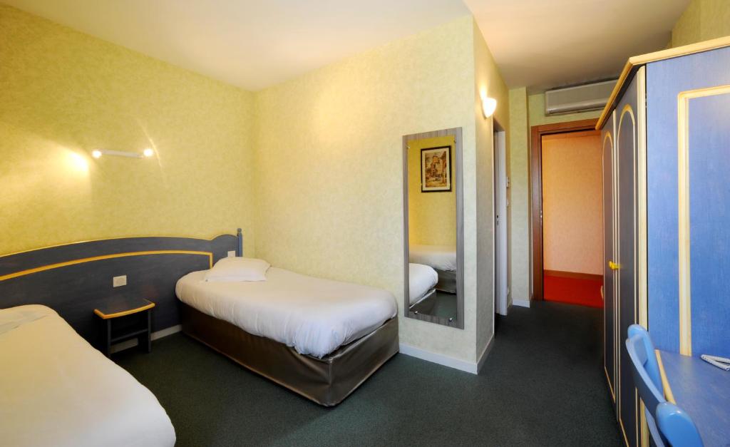 Двухместный (Двухместный номер с 2 отдельными кроватями) отеля Comfort Hotel Saintes, Сент