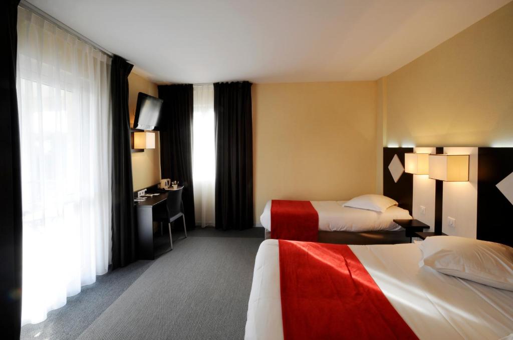 Трехместный (Улучшенный трехместный номер) отеля Comfort Hotel Saintes, Сент