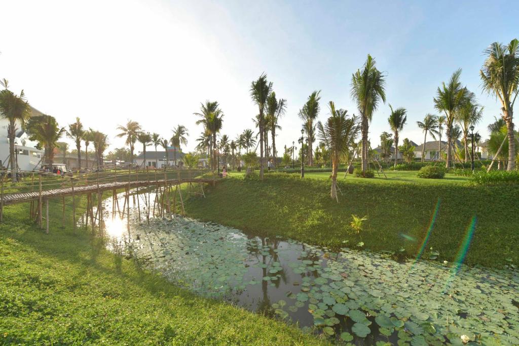 Вилла (Вилла с 1 спальней и видом на озеро) курортного отеля Cocoland River Beach Resort & Spa, Куангнгай