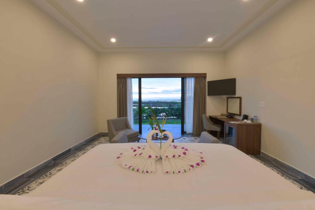Вилла (Вилла с 1 спальней и видом на реку) курортного отеля Cocoland River Beach Resort & Spa, Куангнгай