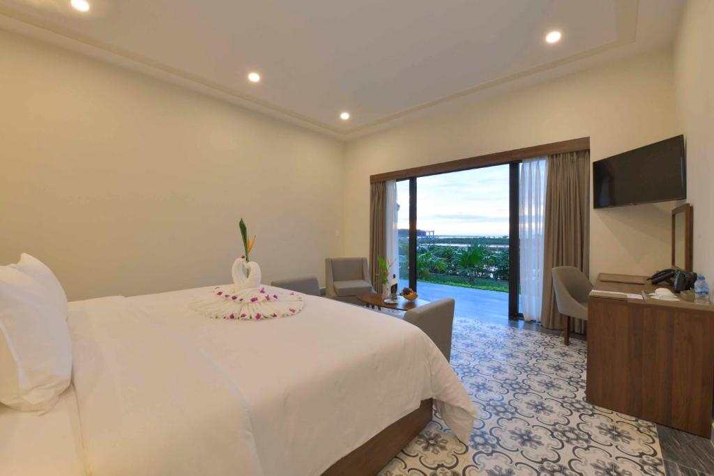 Вилла (One-Bedroom Villa with Garden View - 1 Double bed) курортного отеля Cocoland River Beach Resort & Spa, Куангнгай