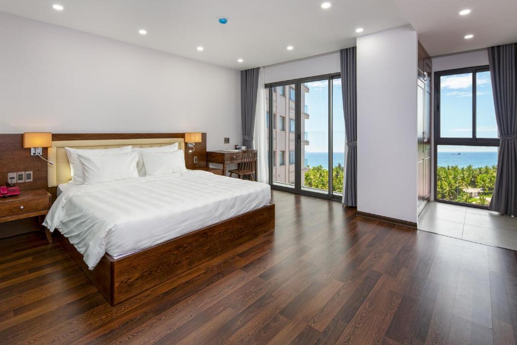 Двухместный (Двухместный номер Делюкс с 1 кроватью и видом на море) отеля DANA RESIDENCE, Дананг