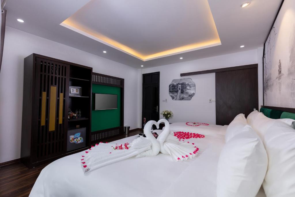 Семейный (Семейный номер с балконом) отеля Hanoi Lullaby Hotel and Travel, Ханой