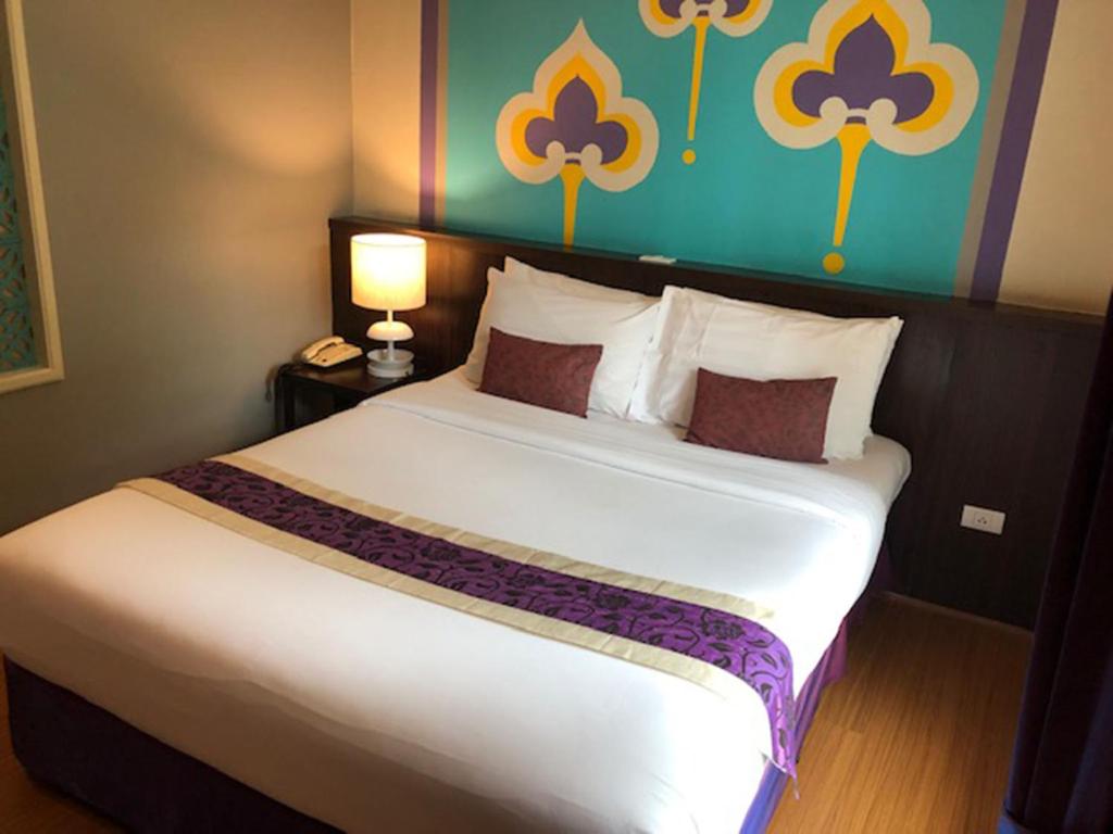 Двухместный (Улучшенный двухместный номер с 1 кроватью) отеля Sawasdee Hotel @ Sukhumvit Soi 8, Бангкок