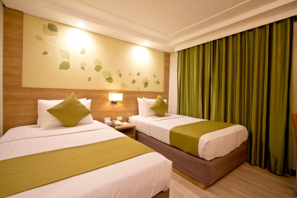 Двухместный (Улучшенный двухместный номер с 1 кроватью) отеля Crown Regency Hotel Makati, Манила