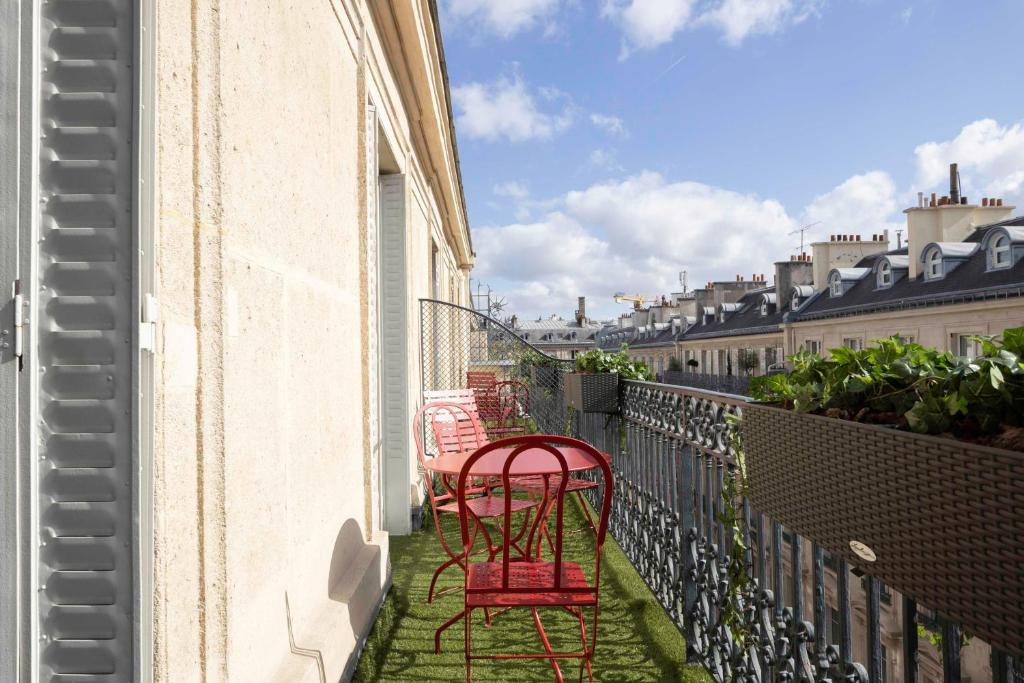 Двухместный (Привилегированный двухместный номер с 1 кроватью и балконом) отеля Bradford Elysées - Astotel, Париж