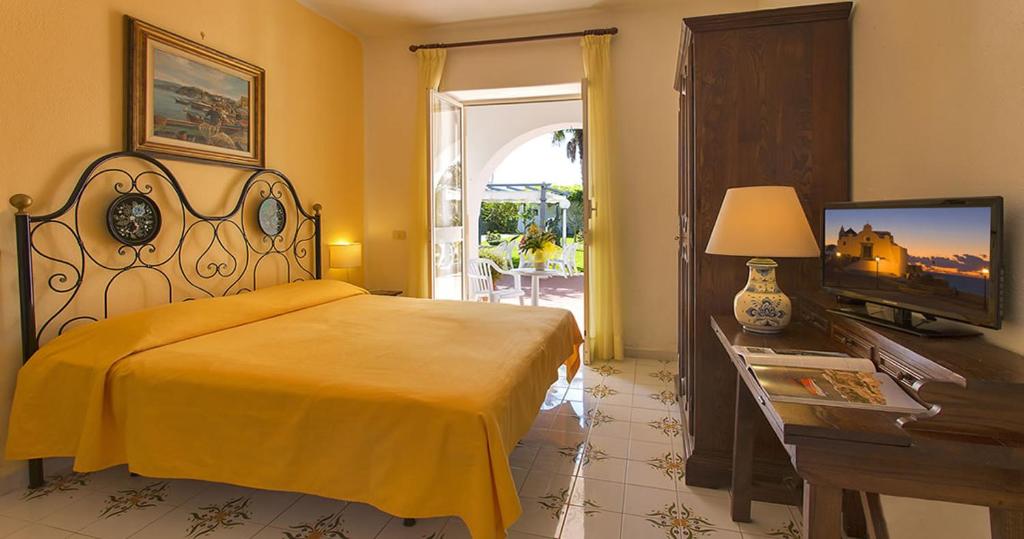 Двухместный (Стандартный двухместный номер с 1 кроватью или 2 отдельными кроватями и балконом) отеля Hotel Corona, Искья